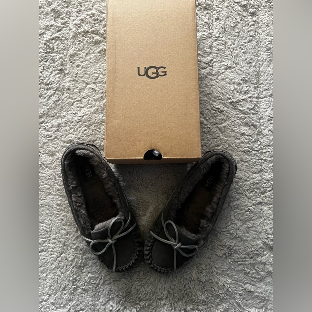 UGG grey Moccasins minimally worn, in excellent condition.